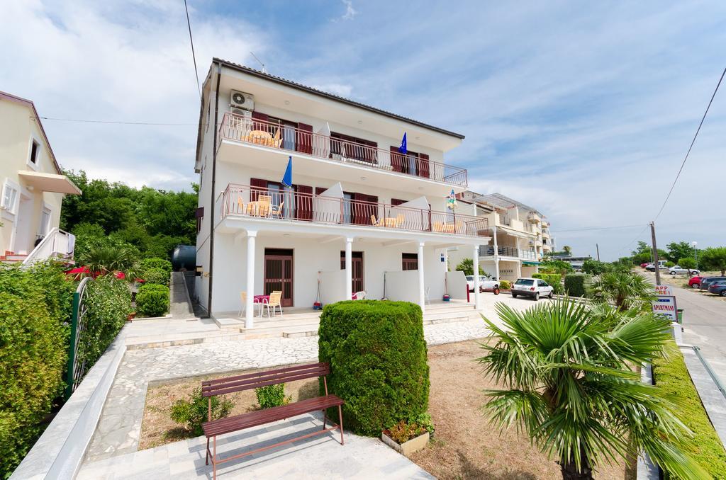 Apartments Rozaria Dramalj Exterior foto
